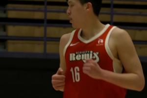 一气呵成！杨瀚森挡拆顺下后接小跳步单臂劈扣砸进篮筐 - 资讯配图