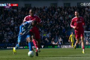 科纳特对明特连拉带拽，主裁判没有判犯规，主场球迷嘘声一片 - 资讯配图