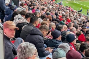 记者:因伤缺战的诺伊尔来到现场观战,他将在国际比赛日后回归 - 资讯配图