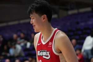 媒体人：杨瀚森调整速度算比较快的 需要适应对手顶下三路 - 资讯配图