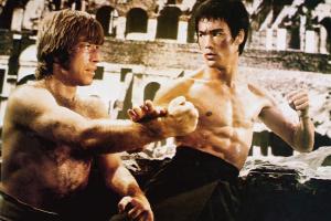 R.I.P!曾在《猛龙过江》中与李小龙对打的动作演员查克·诺里斯去世 - 资讯配图