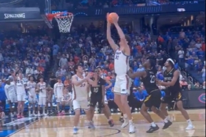 2米36高的奥利维耶•里乌在垃圾时间扣篮引欢呼 啦啦队蹦起来了 - 资讯配图