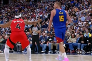 关键2+2！戈登顺下放篮打进造犯规加罚不中 约基奇前场板再造犯规 - 资讯配图