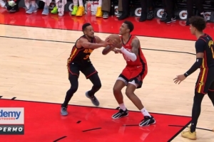 值！小贾巴里·史密斯强攻造杀伤 老鹰挑战成功取消犯规拿到球权 - 资讯配图