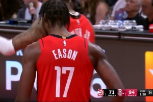 领先这么多你起飞了！杜兰特送助攻 伊森单手扣进还要加罚 - 资讯配图