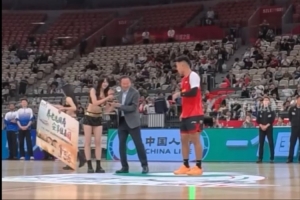 贺希宁谈当选月最佳：功劳归属于大家 这个赛季我状态比之前好 - 资讯配图