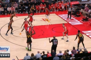 被打3+3！伊森垫脚沃克三分犯规+一级恶犯 杰伦·约翰逊再中远投 - 资讯配图