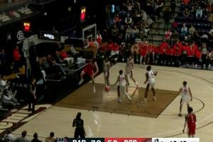 力劈华山！杨瀚森低位拿球猛然转身抹过对手 垫步单臂暴扣砸进！ - 资讯配图