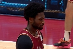 给力双外援！约翰逊9中7砍18分10板5助3帽 琼斯9中6砍16分 - 资讯配图