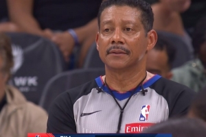 知名出柜裁判比尔·肯尼迪回归 此前遭右腿受伤被轮椅推出场 - 资讯配图