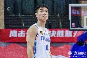 关键两罚失手！黎伊扬14中8拿到18分7助 三分5中2 - 资讯配图