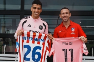 马竞在迈阿密探班苏亚雷斯,马克西·罗德里格斯与苏牙合影 - 资讯配图