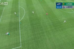 申花前场反抢，米内罗趟球过大，贾非凡关键铲球解围 - 资讯配图