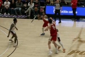 吐无数次也喂你！杨瀚森弧顶助攻乐福突破单臂劈扣 - 资讯配图