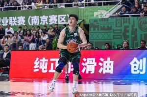 还真挺能抢！赵柏清10中6&三分4中2砍18分14板 拼下7前场板 - 资讯配图