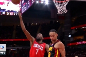 还得看小帅！杜兰特反击三大步 顶着里萨谢拉杆上篮打成2+1！ - 资讯配图