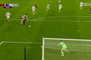 英超官方解释马奎尔送红点:破坏明显进球机会 他拉人犯规没抢球 - 资讯配图