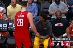 生涯第12次！申京自投自抢拍出进攻板后达成三双 随后下场休息 - 资讯配图