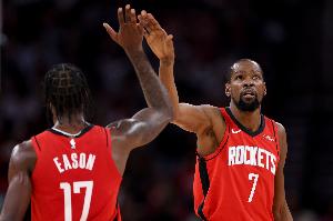 KD:新首发五个人都能创造进攻机会 我也很喜欢伊森打替补的表现 - 资讯配图