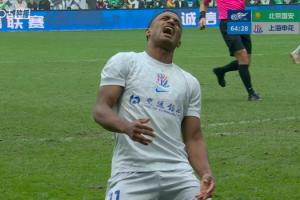 十分懊恼！米内罗禁区包抄打飞错失良机，申花本场仍0射正 - 资讯配图