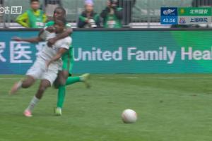 法比奥前场反抢搂抱马纳法,被马宁出示黄牌警告 - 资讯配图