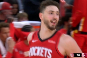 这必须秀一个！申京身后抢断一条龙面对空篮精彩背扣得分 - 资讯配图