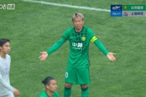 国安申诉要点球！马纳法禁区内疑似手球，主裁马宁无表示 - 资讯配图