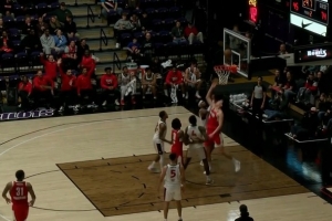 游刃有余！杨瀚森拿下前场篮板 随后单手大回环反篮打中 - 资讯配图