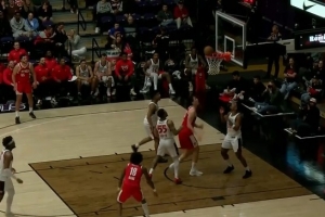 终于拿到首分！杨瀚森要位队友不给球 连续补篮终于命中！ - 资讯配图