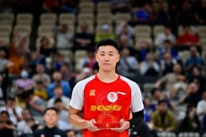 充分认可！恭喜贺希宁领取CBA第二期最佳国内球员奖杯 - 资讯配图