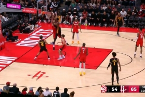 摧枯拉朽！奥孔武挡拆后接球顺下 看是申京骤然起飞单臂炸裂隔扣 - 资讯配图