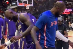 两个老不正经！詹姆斯和杰夫·格林顶臀互动 好不激情 - 资讯配图