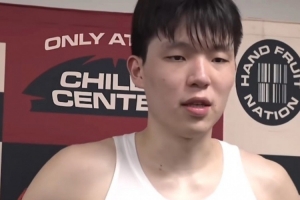 杨瀚森：有时候手像叉子一样 恨不得剁了它 需要及时调整 - 资讯配图