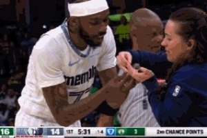 掉链子！灰熊救火队员雅罗刚打22秒隐形眼镜脱落 戴不上被换下 - 资讯配图