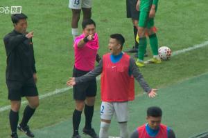 马宁半场前连出三黄：法比奥战术犯规，斯卢茨基、王世龙场边抗议 - 资讯配图