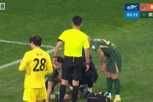 与门将相撞！记者：托利奇赛后被送往青岛当地医院，头部缝了10针 - 资讯配图