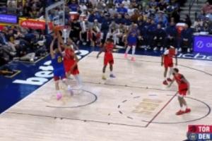 困难重重！约基奇背身单打巴恩斯 转身上篮被巴恩斯直接帽下 - 资讯配图