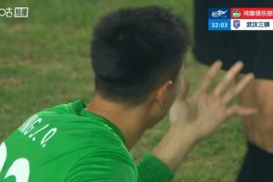 硬汉！三镇门将方镜淇小指脱臼，队医现场复位后继续比赛+扑救 - 资讯配图