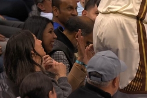 人仰马翻！追梦和佩顿各自飞身救球 均撞翻场边一堆杂物 - 资讯配图