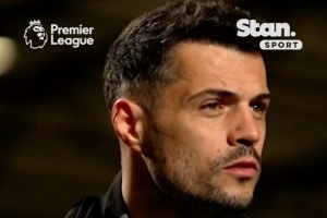 扎卡哽咽回忆童年：4岁就承担家庭责任，曾与哥哥独自在家18小时 - 资讯配图