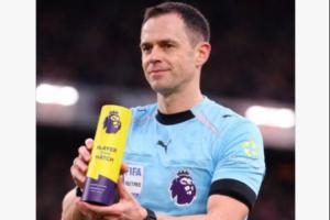 愤怒！曼联球迷英超社媒下抗议：光天化日抢劫 裁判是“最佳” - 资讯配图