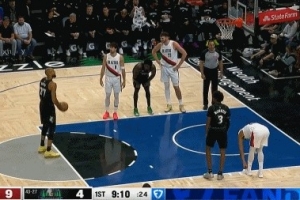 常规操作？戈贝尔罚球时认真准备长舒一口气 结果首罚三不沾 - 资讯配图