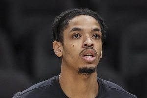 时间刚刚好！米诺特持球单打 撤步三分压哨命中 - 资讯配图