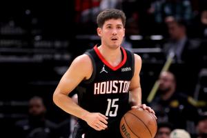 迎战11连胜老鹰!火箭调整首发阵容:下伊森 上谢泼德! - 资讯配图