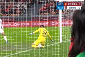 比赛第6分钟,向余望抢点打门,刘殿座在门线上将球控制住 - 资讯配图