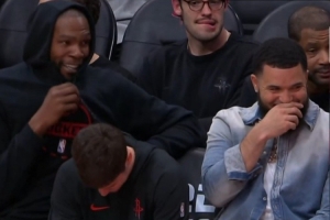 都挺高兴！大比分领先后KD终于笑了 还有范弗里特和小谢 - 资讯配图