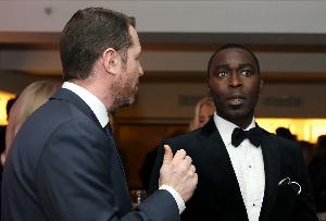 安迪·科尔：裁判判罚标准不统一，阿玛德被推倒为何不判点球？ - 资讯配图