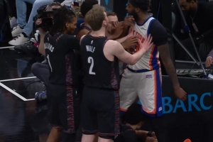 火药味！米切尔·罗宾逊强攻造杀伤 同时撞飞特拉奥雷引冲突 - 资讯配图