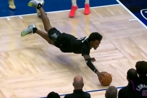 积极呀！麦丹抢前场板精彩鱼跃救球 快出界时空中喊出暂停！ - 资讯配图