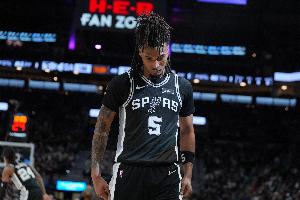 上一场缺阵！明天马刺战步行者 卡斯尔因右髋部紧张出战成疑 - 资讯配图